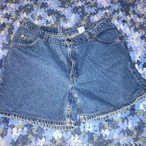 Vinatge Levi’s Jean denim shorts high rise 910 classic fit, like new size 14